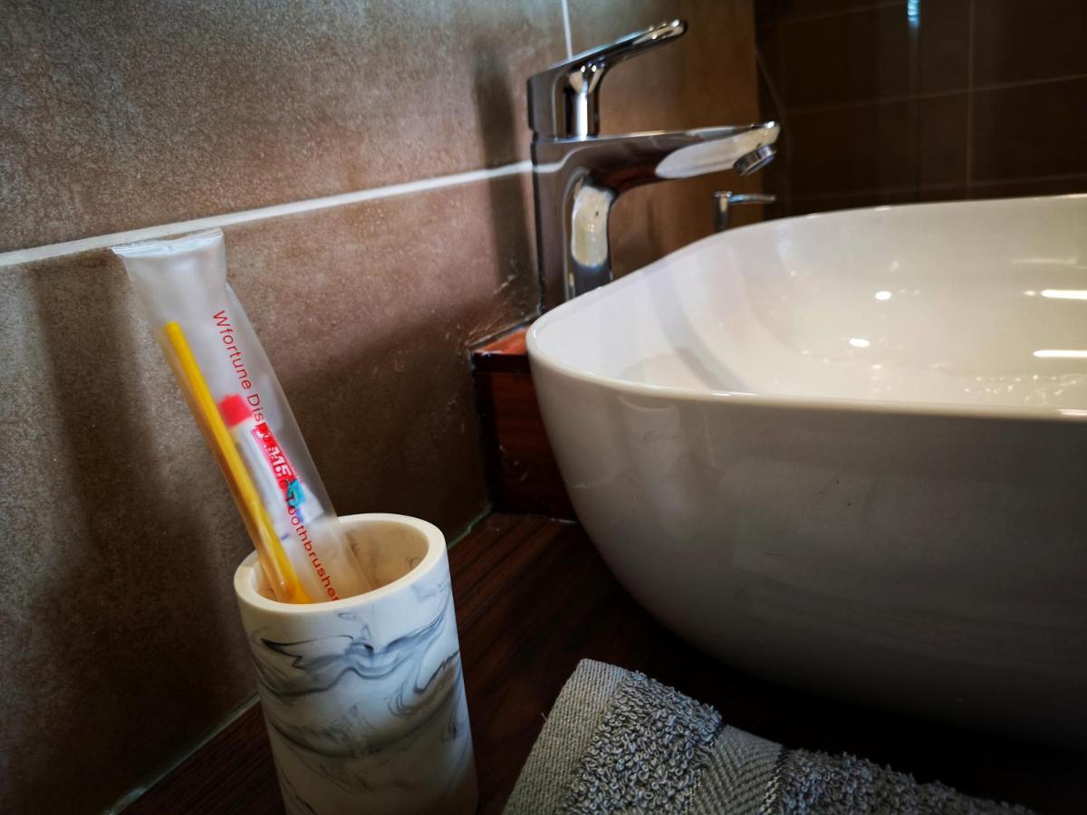 E14, Forest View Apartments, Deposit Required To Confirm Booking コロリ エクステリア 写真